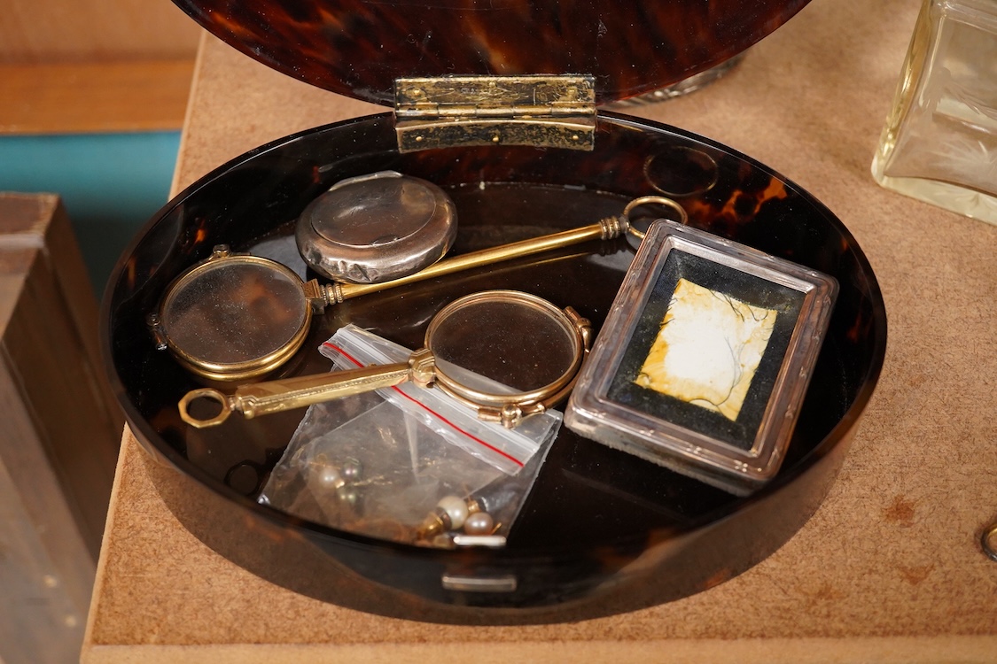 An Edwardian tortoiseshell jewellery box, a pair of gilt metal lorgnettes, a pair of half hoop gold earrings and pearl earrings, three jars etc